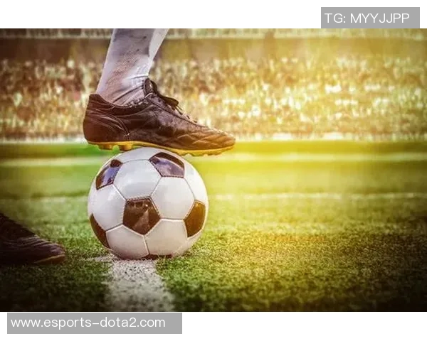 足球巨星崛起之路：从草根少年到世界瞩目传奇的奋斗与荣耀